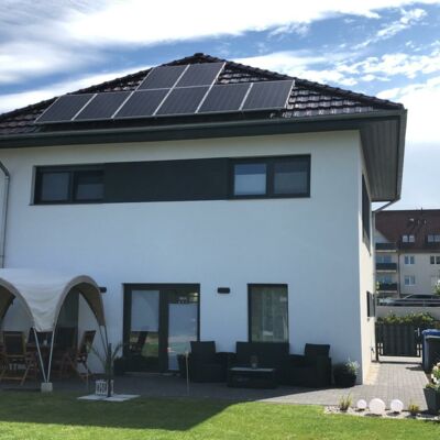 großes Einfamilienhaus mit Solaranlage
