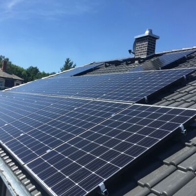 Dachseite mit Photovoltaikmodulen bebaut